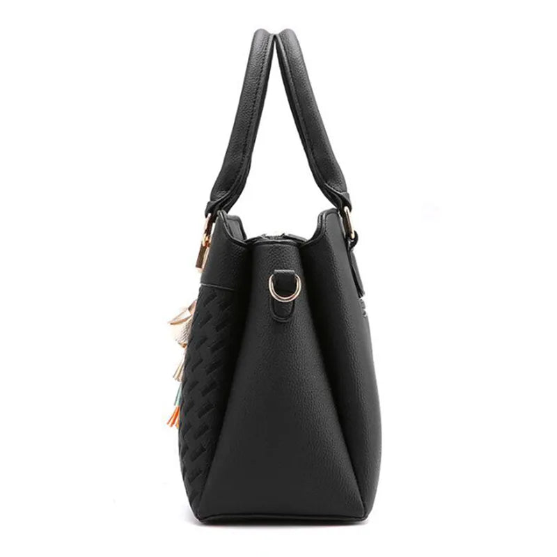 Bolsa Crossbody de Couro com Detalhes Bordados - Elegância Urbana