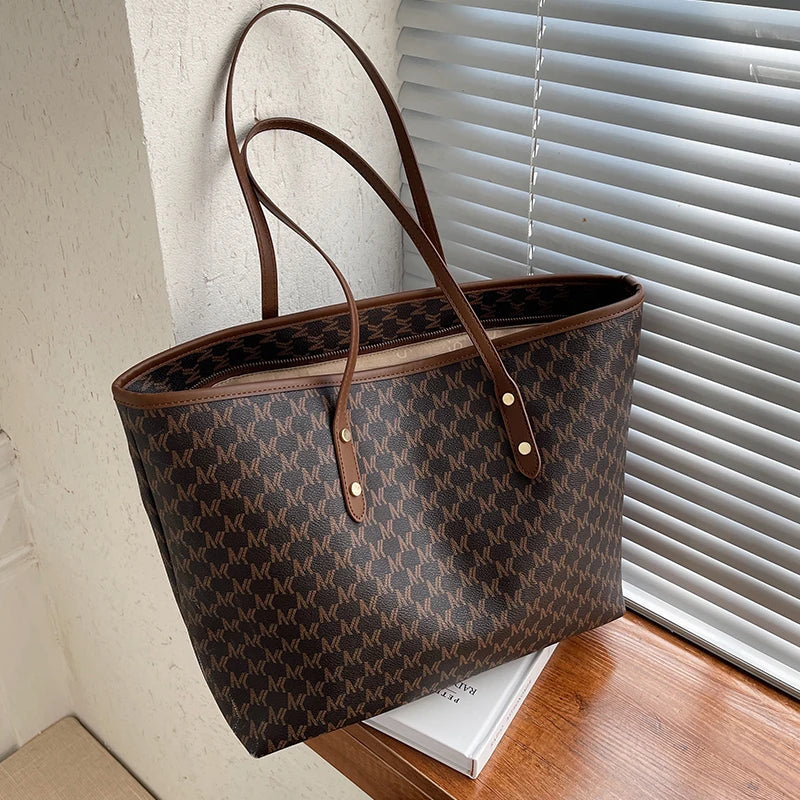 Bolsa Feminina de Ombro em Couro - Classic Tote Elegance