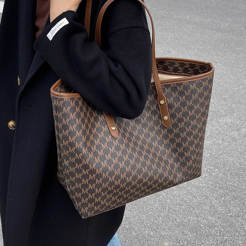 Bolsa Feminina de Ombro em Couro - Classic Tote Elegance